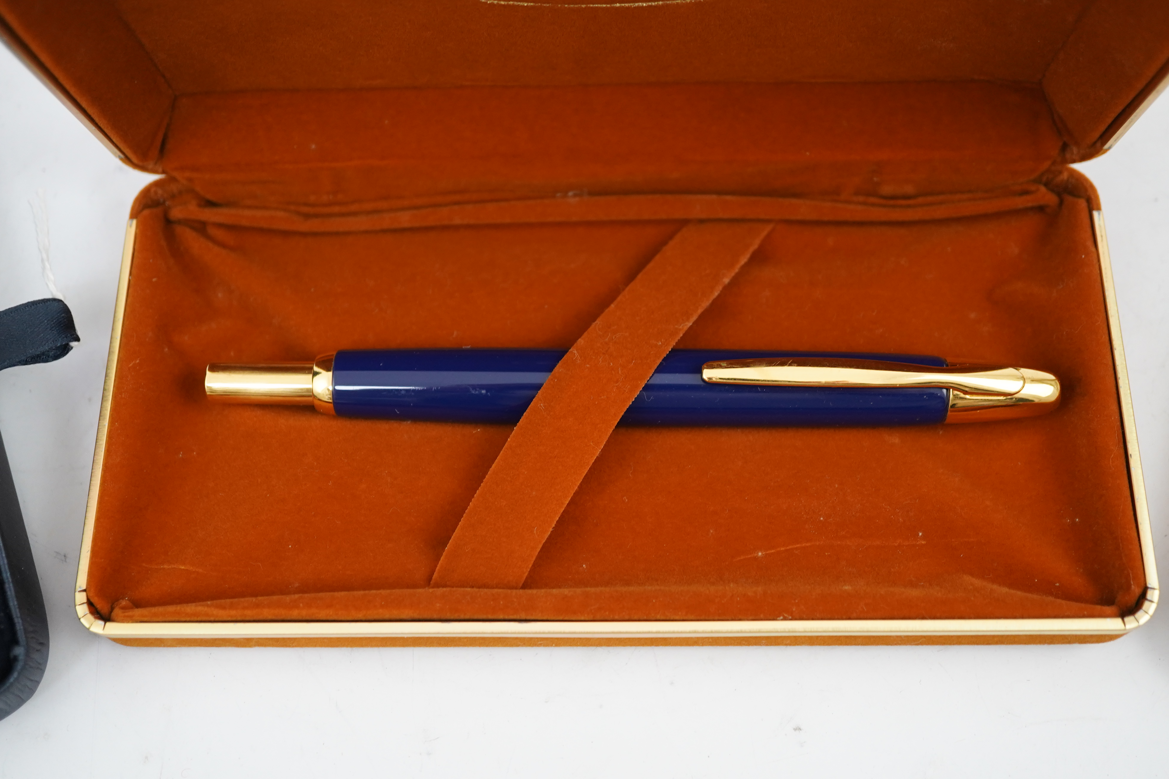 Pilot Pens plus modern '51' and a Montblanc cased pen (4)